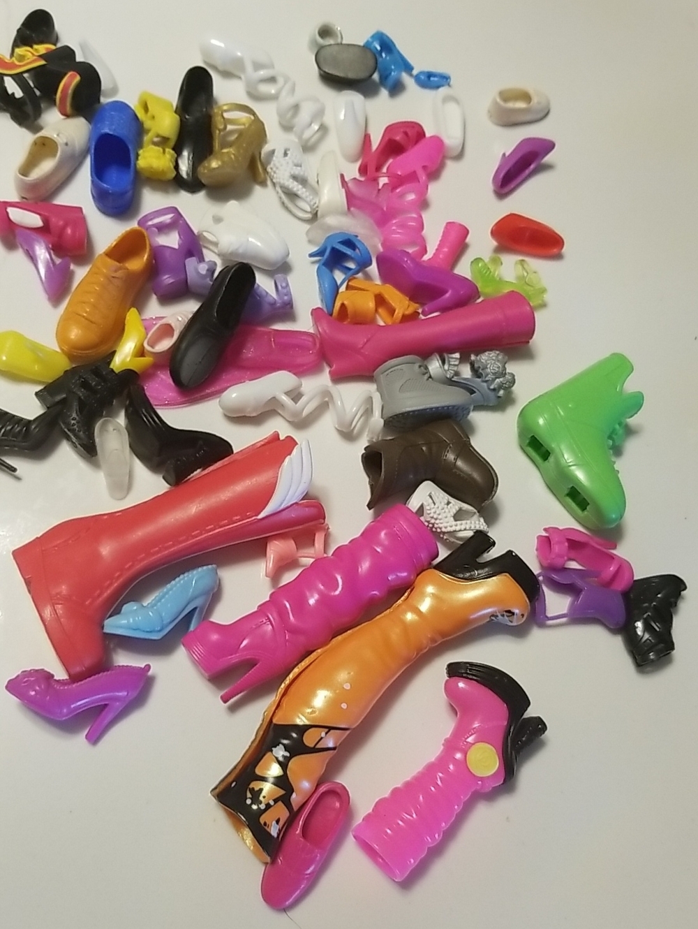 Lot Of Odd Barbie and Friends Shoes No Pairs